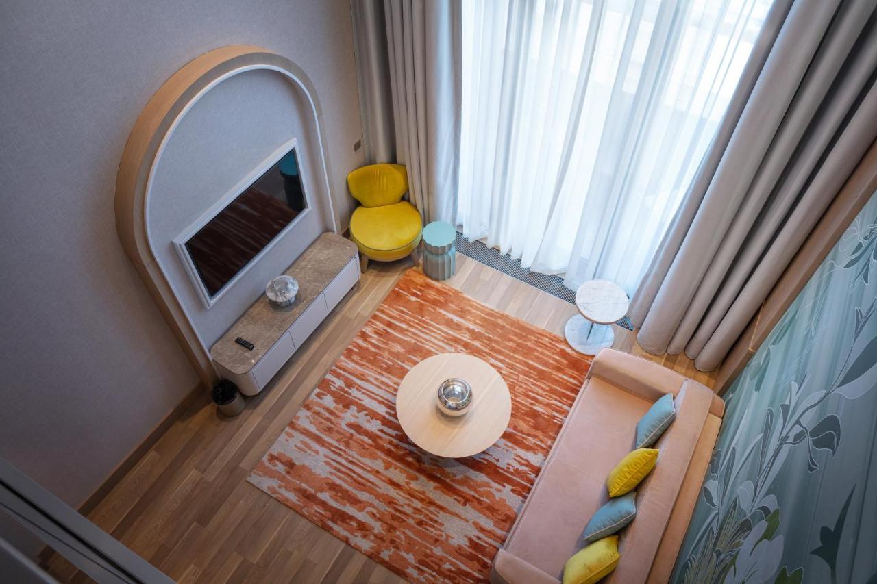 Karavansaray Turkistan Harbour Hotel -Flying Theatre Access المظهر الخارجي الصورة A living room in a hotel