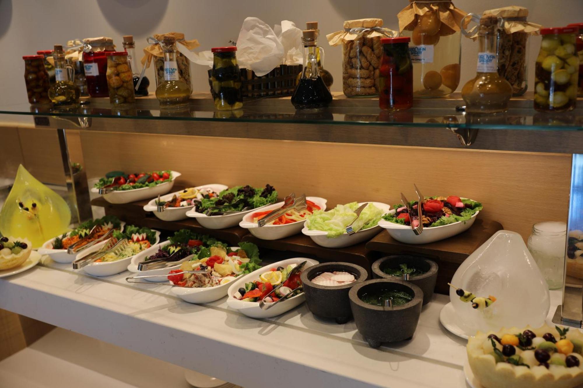 Karavansaray Turkistan Harbour Hotel -Flying Theatre Access المظهر الخارجي الصورة A salad bar