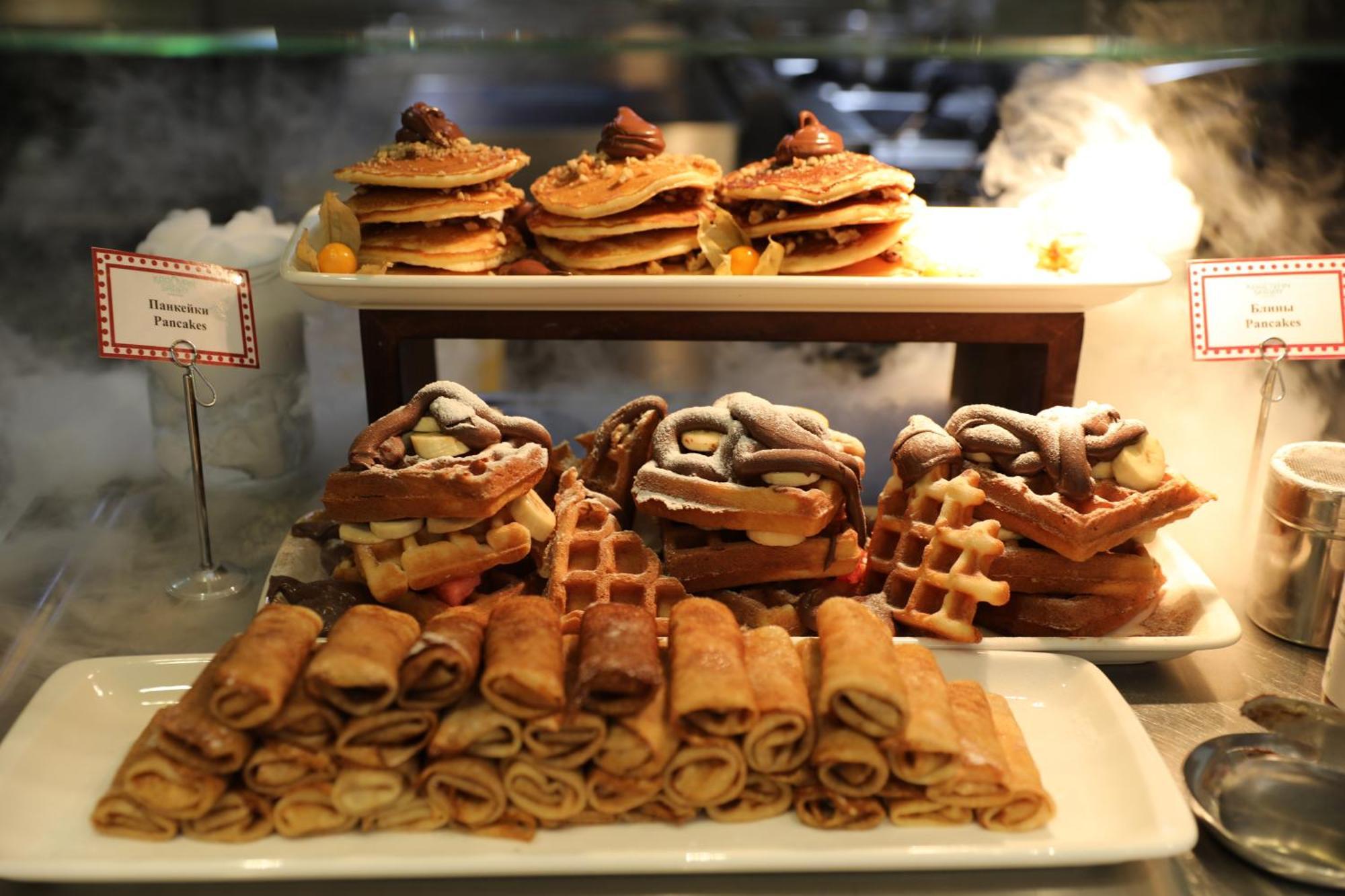 Karavansaray Turkistan Harbour Hotel -Flying Theatre Access المظهر الخارجي الصورة A display of various Italian pastries