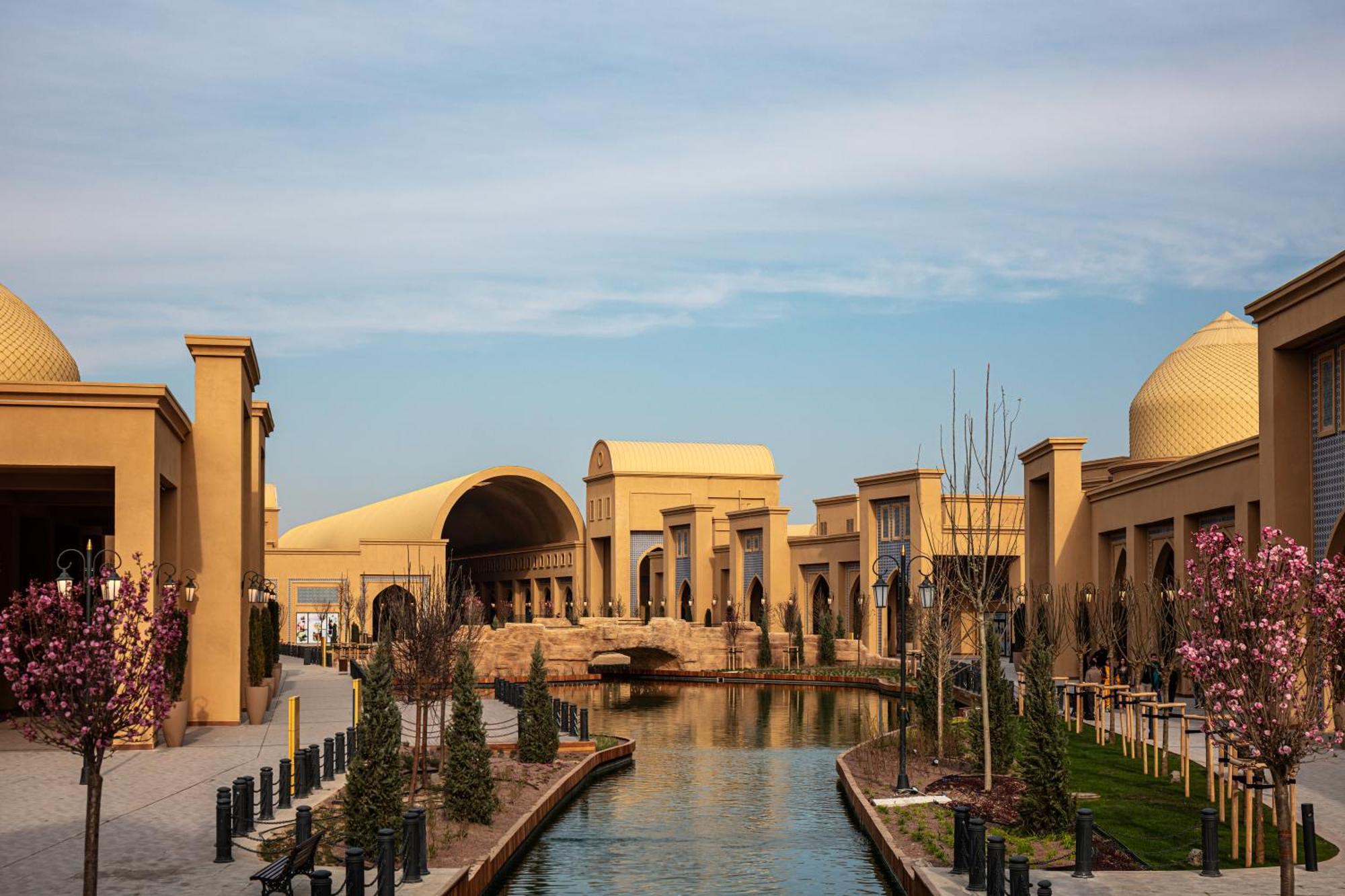 Karavansaray Turkistan Harbour Hotel -Flying Theatre Access المظهر الخارجي الصورة The Village at Grand Prairie