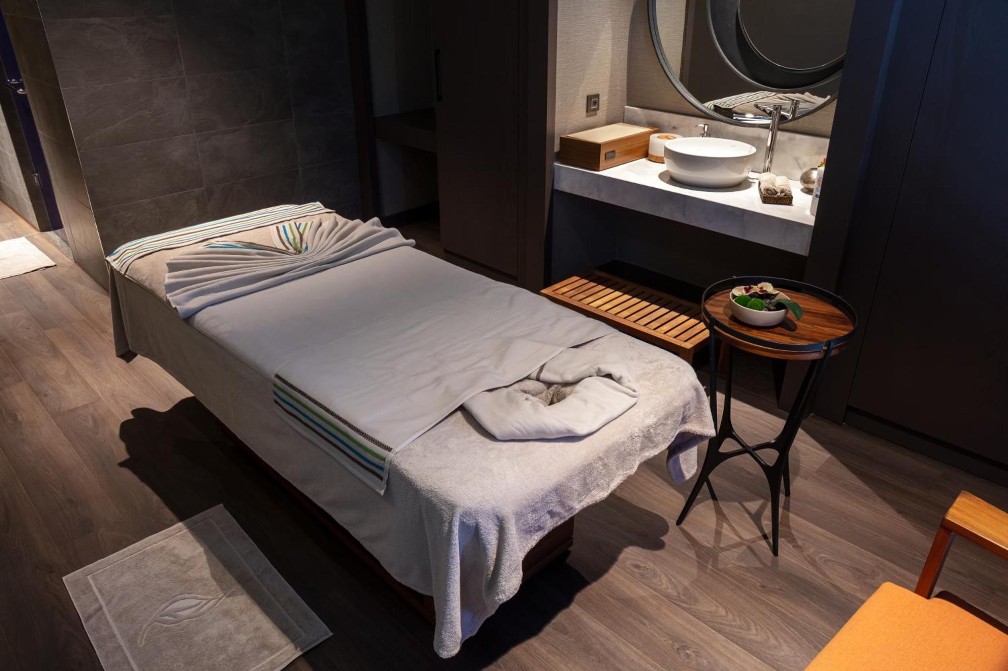 Karavansaray Turkistan Harbour Hotel -Flying Theatre Access المظهر الخارجي الصورة Massage bed