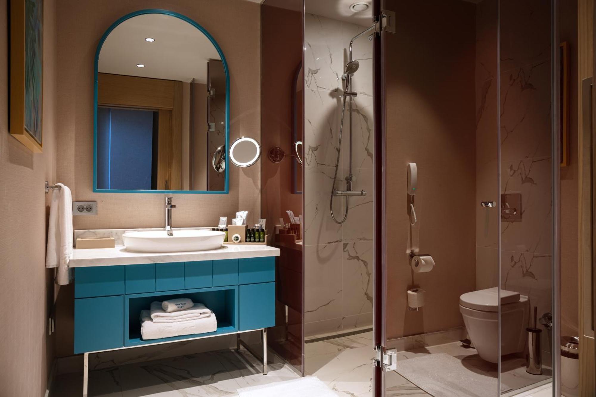 Karavansaray Turkistan Harbour Hotel -Flying Theatre Access المظهر الخارجي الصورة A bathroom in a hotel