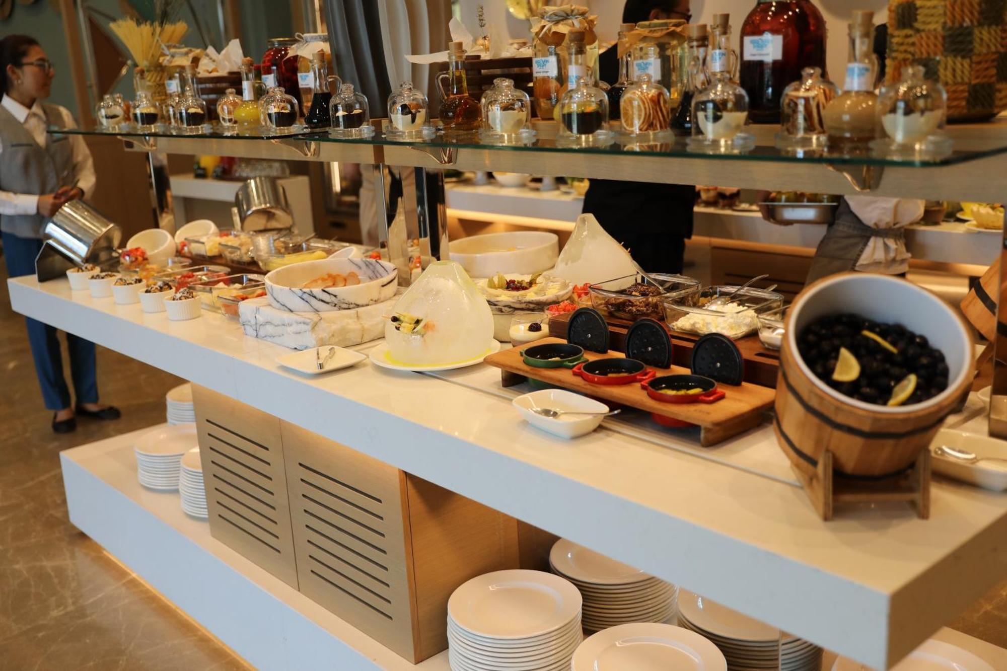 Karavansaray Turkistan Harbour Hotel -Flying Theatre Access المظهر الخارجي الصورة A buffet at a hotel
