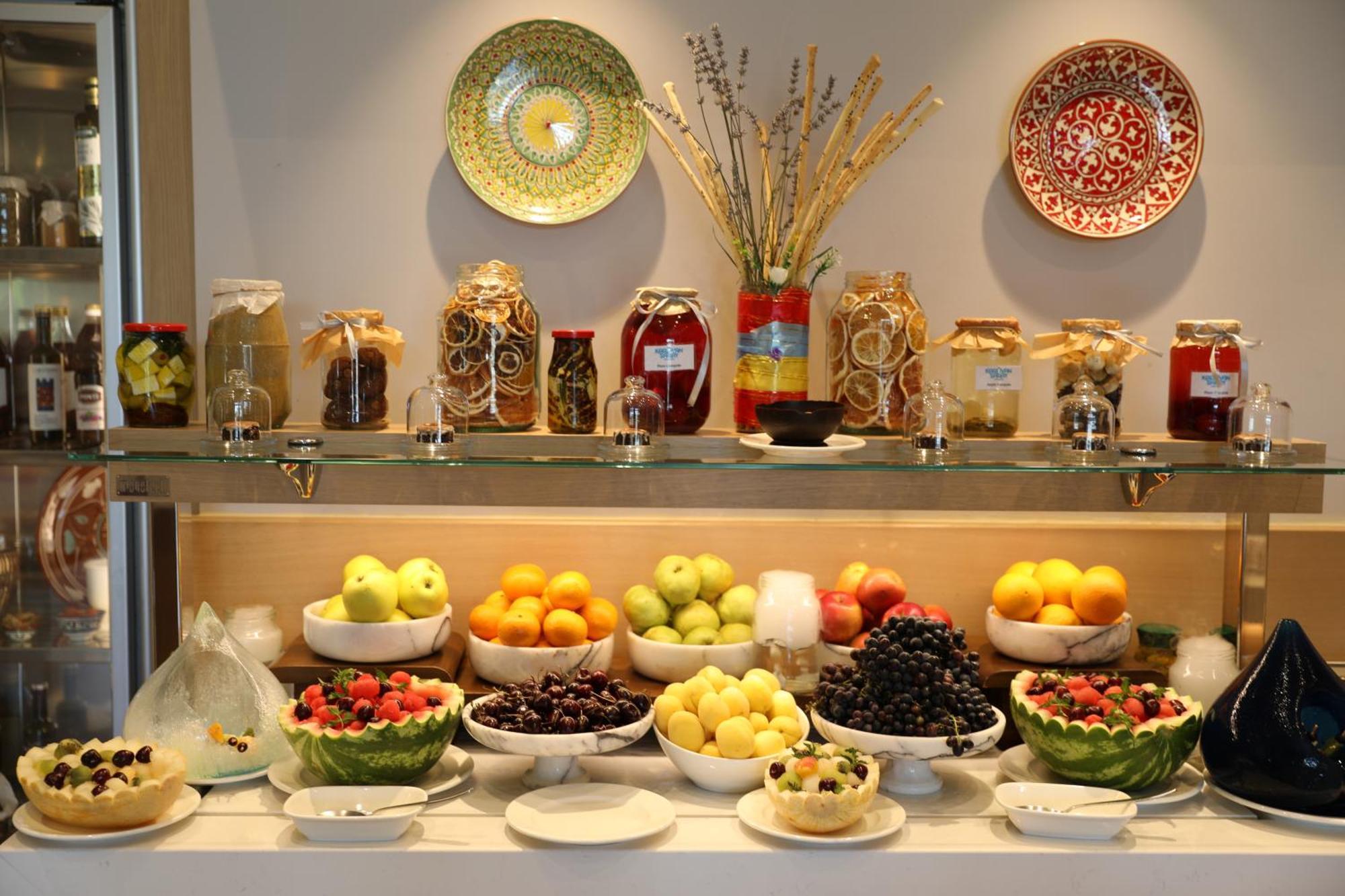 Karavansaray Turkistan Harbour Hotel -Flying Theatre Access المظهر الخارجي الصورة A fruit salad bar